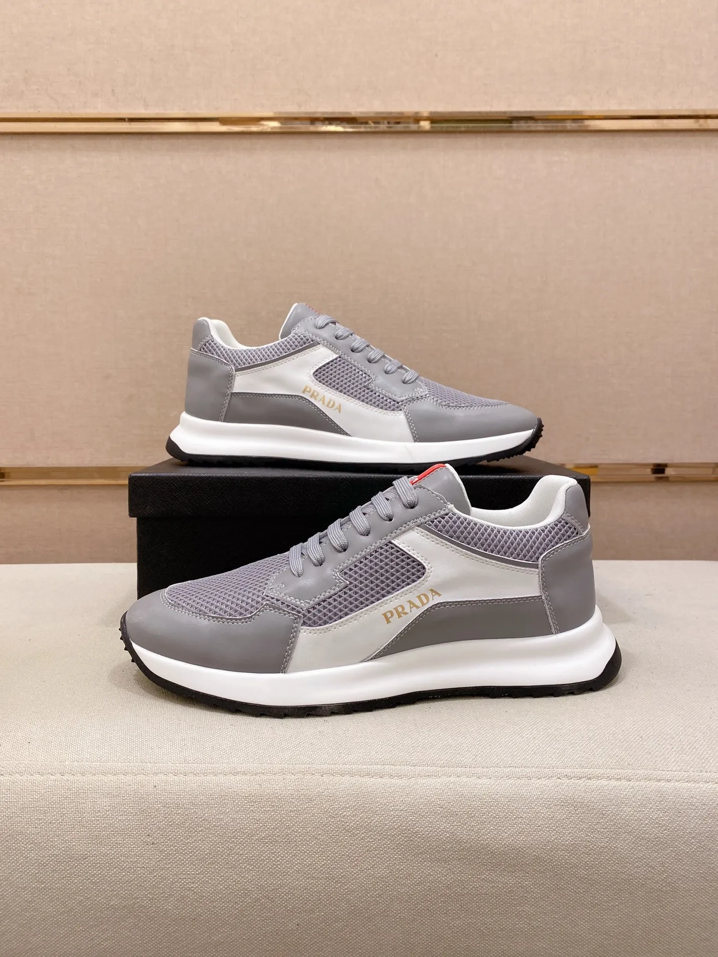 Factory price 462💰 The new PRADA (Prada) counters are launched simultaneously, new men's shoes, 😘fabrics are selected from cowhide. Lining: Mesh lining. 👍🏿 High-end ☄️ air-cushion molded anti-slip rubber outsole, exquisite lines, simple and elegant, comfortable and high-end for leisure travel. Number of yards: 38 to 44. Can be ordered for 45 non-refundable